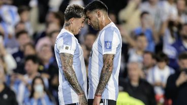 Enzo celebra su golazo con el Cuti Romero.