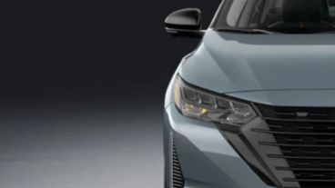 Un automóvil que se destaca por su look nocturno.