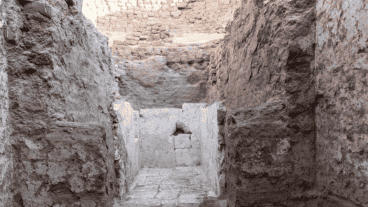 La tumba es mucho más grande que otras tumbas conocidas.