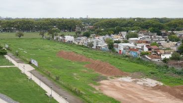 Pegado al parque Héroes de Malvinas se levantará la villa olímpica. Al fondo se pueden ver el terreno para las piletas y el barrio natal de Messi. (Alan Monzón/Rosario3)