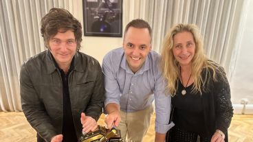 Adorni junto a los hermanos Milei.