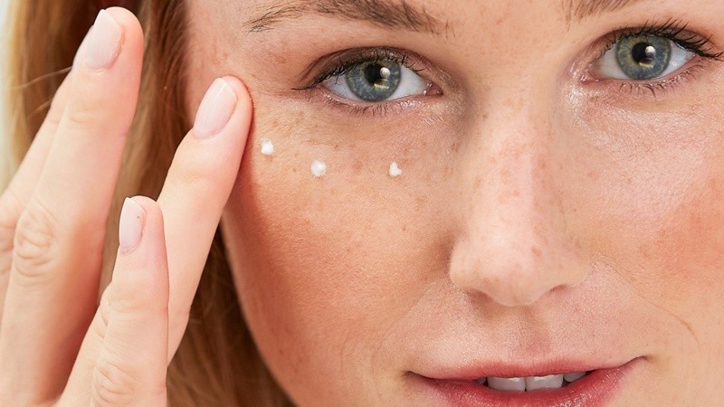 Un producto que se recomienda colocar dos veces al día, en pos de cuidar esta zona con la piel entre cinco y diez veces más fina.