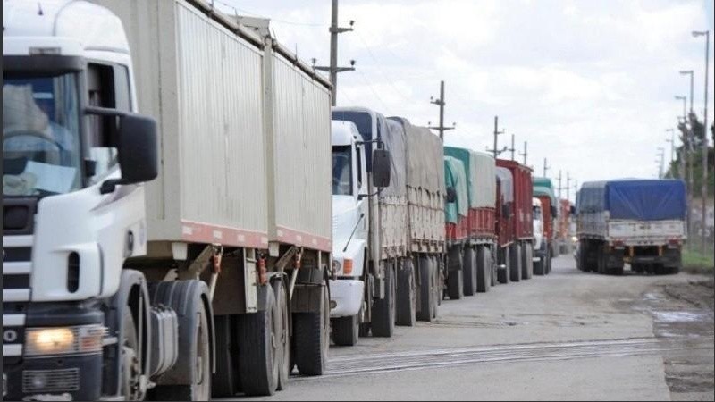 La masiva llegada de camiones hace colapsar la añeja infraestructura vial del Gran Rosario.