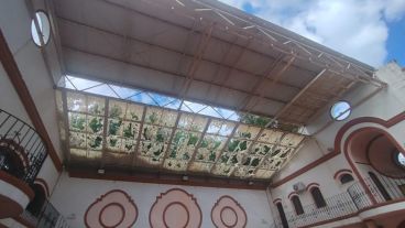 Así quedó el techo que cubría parte del patio.