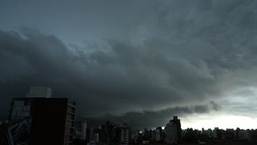 Un cielo amenazante sobre Rosario este viernes temprano.