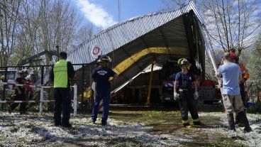 Los techos del club y del cuartel de Bomberos de Funes colapsaron por la tormenta de granizo.