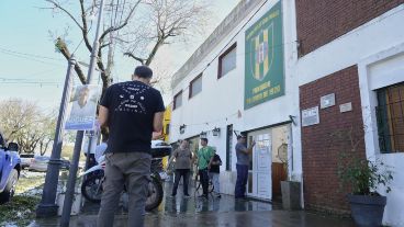 Los techos del club y del cuartel de Bomberos de Funes colapsaron por la tormenta de granizo.