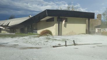 También el club de rugby de Roldán quedó destrozado.