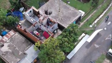 Una de las casas que perdió el techo en medio de las ráfagas que alcanzaron 114 kilómetros por hora.
