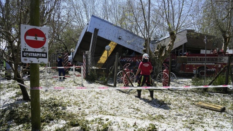 Así quedó el galpón donde los Bomberos de Funes guardan los camiones.