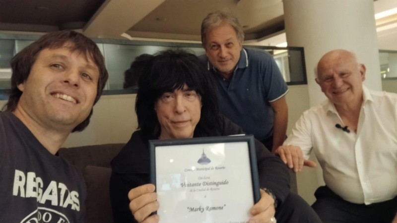 El momento de la condecoración.