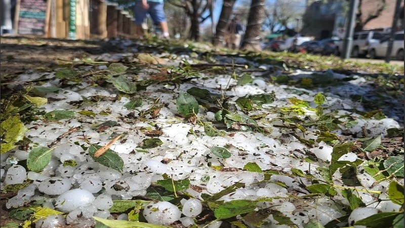 Así permanecía este sábado el granizo en el centro de la localidad vecina.