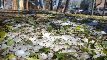 Así permanecía este sábado el granizo en el centro de la localidad vecina.