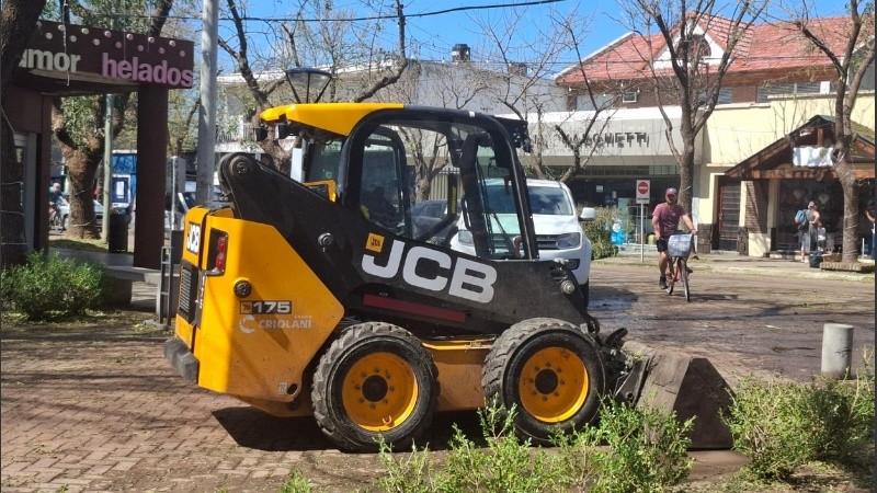 Eran varios los operativos de agentes municipales que trabajaban en despejar los accesos.