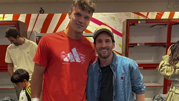 Tiene 19 años y logró meterse en la final de Miami Open. Y ya tiene foto con Messi.
