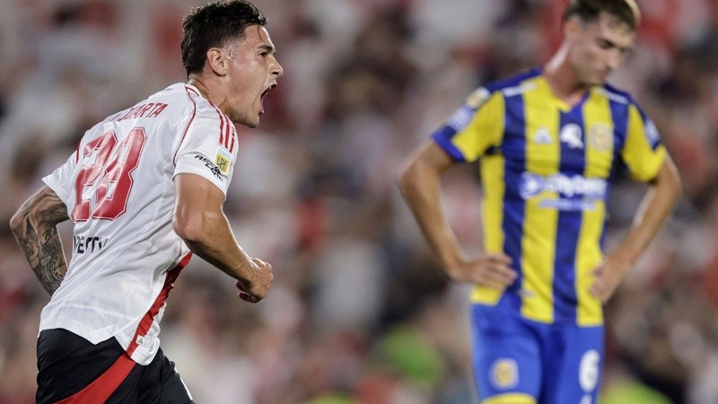 Martínez Quarta lo empató rápido y festeja ante el reproche de Komar.