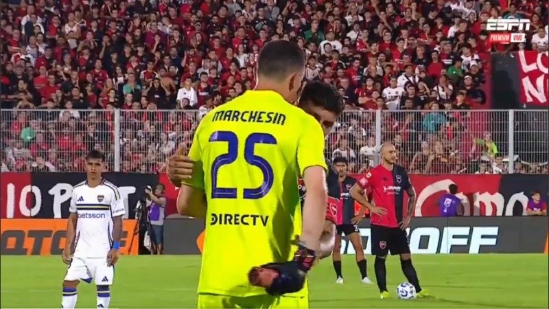 Marchestín esconde una de las latas detrás de su espalda y Banega la quiere agarrar.