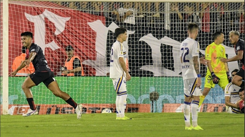 Luciano Lolo hizo el 2-0 tras un cabezazo inatajable para Marchesín.