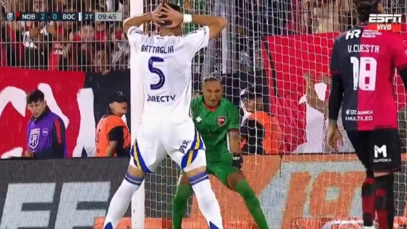 Keylor Navas celebra tras el penal fallado por Cavani y el rebote que le tapó a Battaglia.