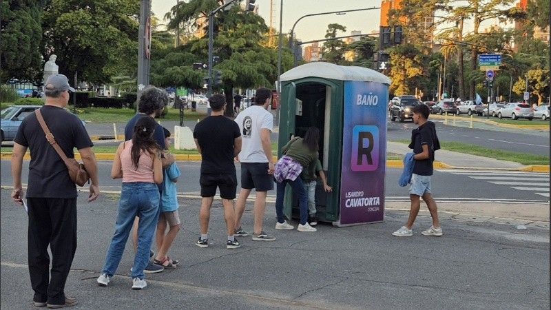 El fin de semana Cavatorta llevó baños químicos a los principales parques de la ciudad y a las plazas Montenegro y Sarmiento.