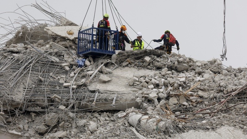 La gente gritó en las calles el domingo cuando se produjo otra réplica de magnitud 5,1, pero luego el trabajo continuó.