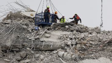 La gente gritó en las calles el domingo cuando se produjo otra réplica de magnitud 5,1, pero luego el trabajo continuó.