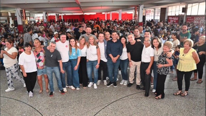 En un almuerzo con más de 1.600 referentes de todos los barrios de Rosario, hubo un apoyo al proyecto de Unidos que encabeza el gobernador Maximiliano Pullaro.