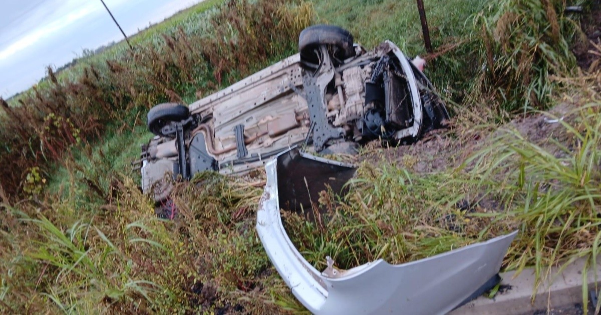 Automovilista perdió el control y terminó con su auto volcado en una ...