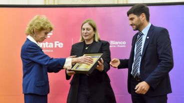 María Angélica Gastaldi junto al gobernador Pullaro y la vicegobernadora Scaglia.