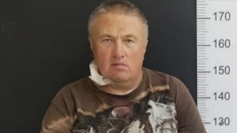 Konstantin Rudnev, tras ser detenido en Bariloche, con una venda en su garganta tras cortarse con una navaja.