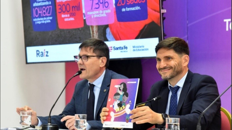 El Gobernador junto al ministro Goity en el balance del primer año del plan Raíz