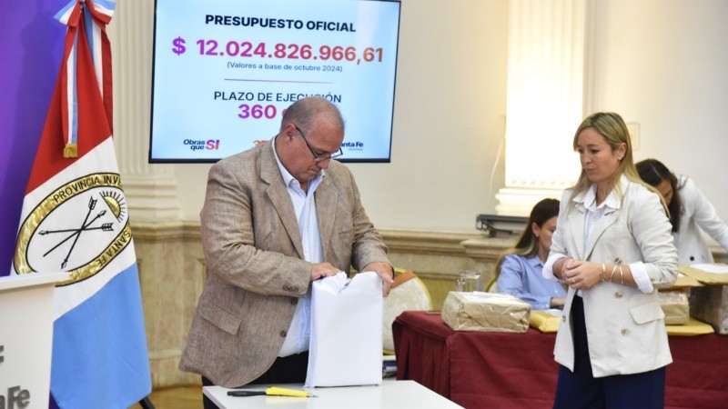 El momento de la apertura de sobres de las diferentes ofertas