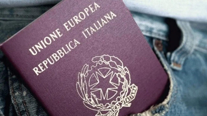 “A partir de ahora el consulado no va a recibir más carpetas de ciudadanía por reconstrucción o por hijo directo”.