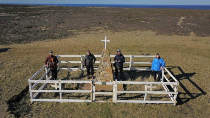 Leo, Mauro, Giuliano y Mariano, los cuatro argentinos que visitaron la tumba en Borbón en octubre de 2024.