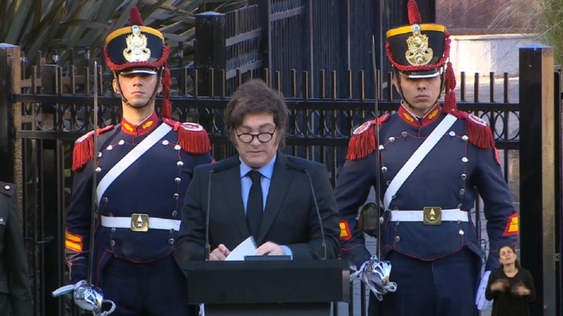 Milei habló en cadena nacional desde el cenotafio de la plaza San Martín en Buenos Aires.