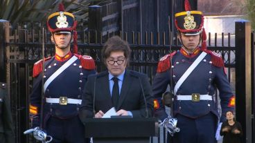 Milei habló en cadena nacional desde el cenotafio de la plaza San Martín en Buenos Aires.