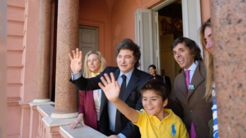 El presidente recibió al nene y saludaron juntos desde el balcón de Casa Rosada