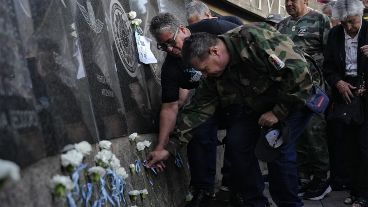 El protocolo incluyó el izamiento de la bandera argentina, la entrega de ofrendas florales en memoria de los caídos.