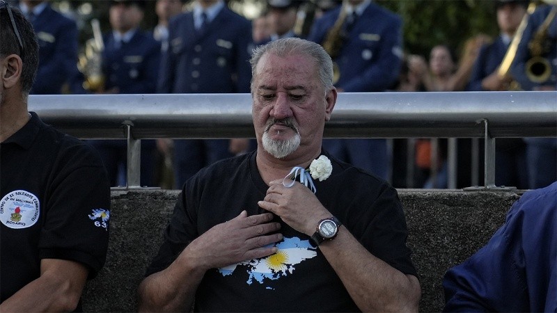 El protocolo incluyó el izamiento de la bandera argentina, la entrega de ofrendas florales en memoria de los caídos.