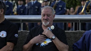 El protocolo incluyó el izamiento de la bandera argentina, la entrega de ofrendas florales en memoria de los caídos.