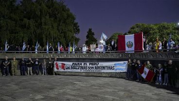 El pueblo peruano acompañó otra vez el reclamos de los veteranos y familiares de caídos en Malvinas.