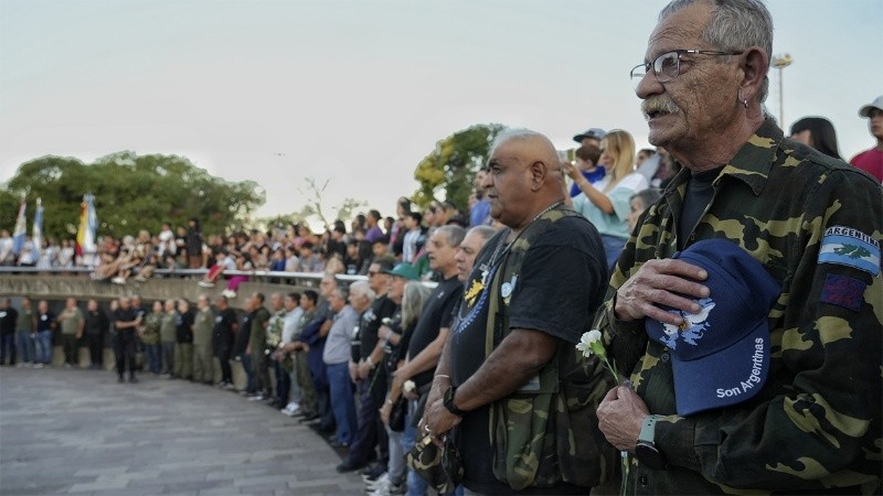 El protocolo incluyó el izamiento de la bandera argentina, la entrega de ofrendas florales en memoria de los caídos.