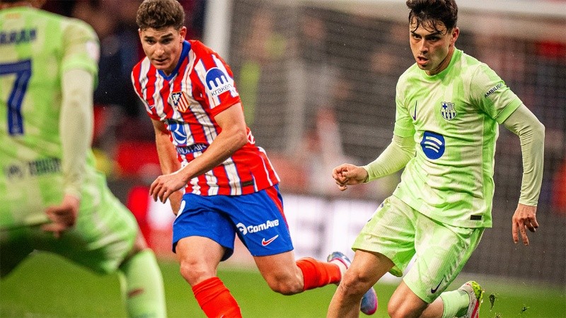 Julián Álvarez persigue a Pedri pero el Barcelona finalmente logró el objetivo.