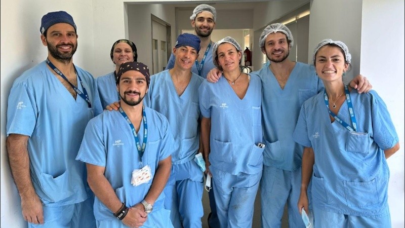 El equipo médico integrado por anestesistas, neurocirujanos, obstetra y especialista en Medicina fetal.