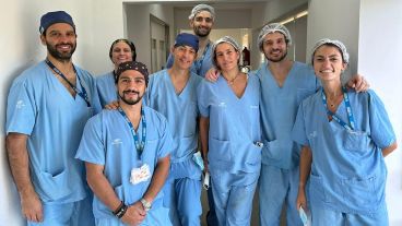 El equipo médico integrado por anestesistas, neurocirujanos, obstetra y especialista en Medicina fetal.