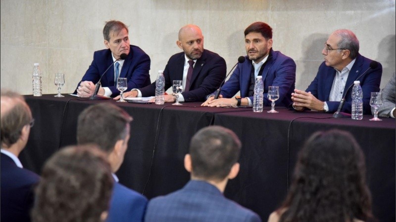 Javier Cervio (Ceo de la Bolsa), Gustavo Puccini (ministro de Desarrollo), Pullaro y Miguel Simioni, presidente de la Bolsa