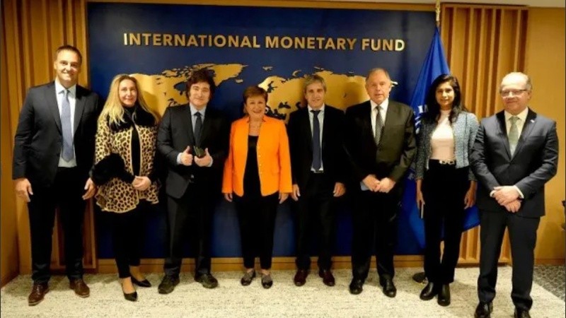 Según el artículo firmado por el equipo editorial, el pedido de Milei marca “un cambio significativo” en la relación de la Argentina con el FMI.