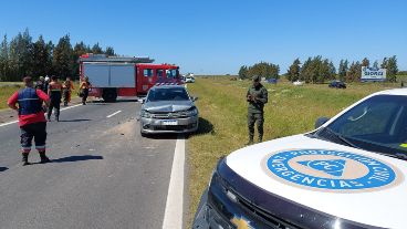 Bomberos y efectivos de Protección civil trabajaban en el lugar mientras los heridos eran atendidos por el Sies.