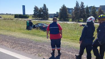 Bomberos y efectivos de Protección civil trabajaban en el lugar mientras los heridos eran atendidos por el Sies.