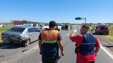 Bomberos y efectivos de Protección civil trabajaban en el lugar mientras los heridos eran atendidos por el Sies.